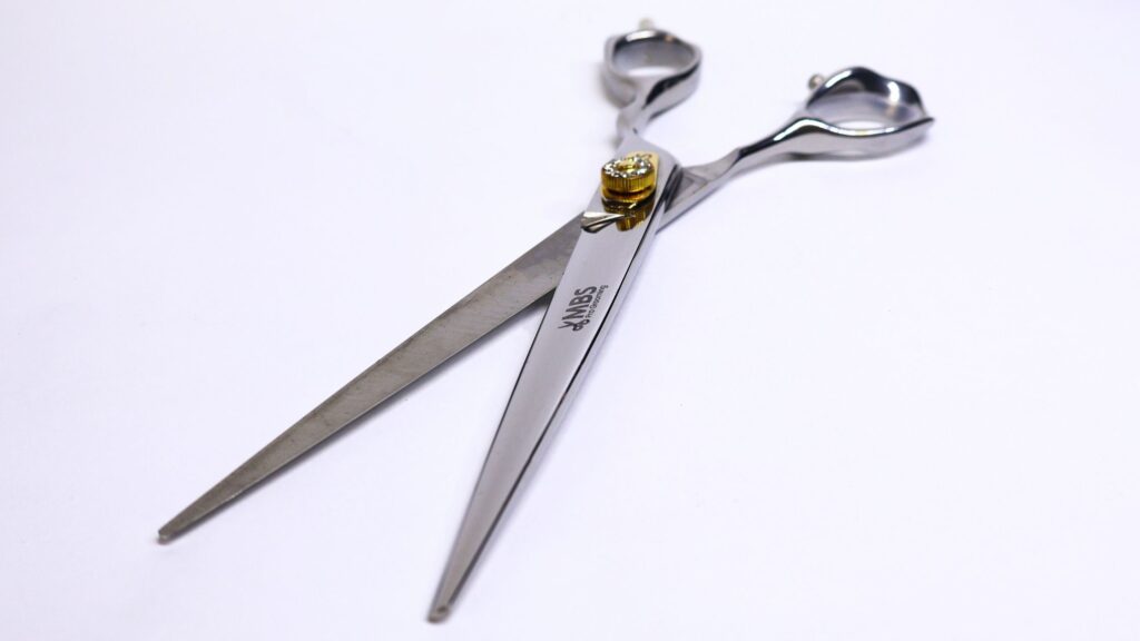 Fio a laser x fio navalha: saiba a diferença entre os dois tipos de fio de corte de tesouras 1 Fio navalha