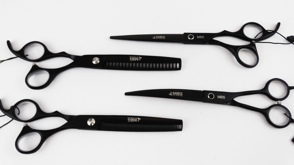 Fio a laser x fio navalha: saiba a diferença entre os dois tipos de fio de corte de tesouras 3 Tesouras MBS